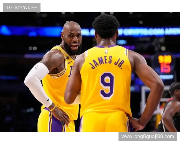 詹姆斯关键时刻再度发威助湖人逆转勇士赢得胜利